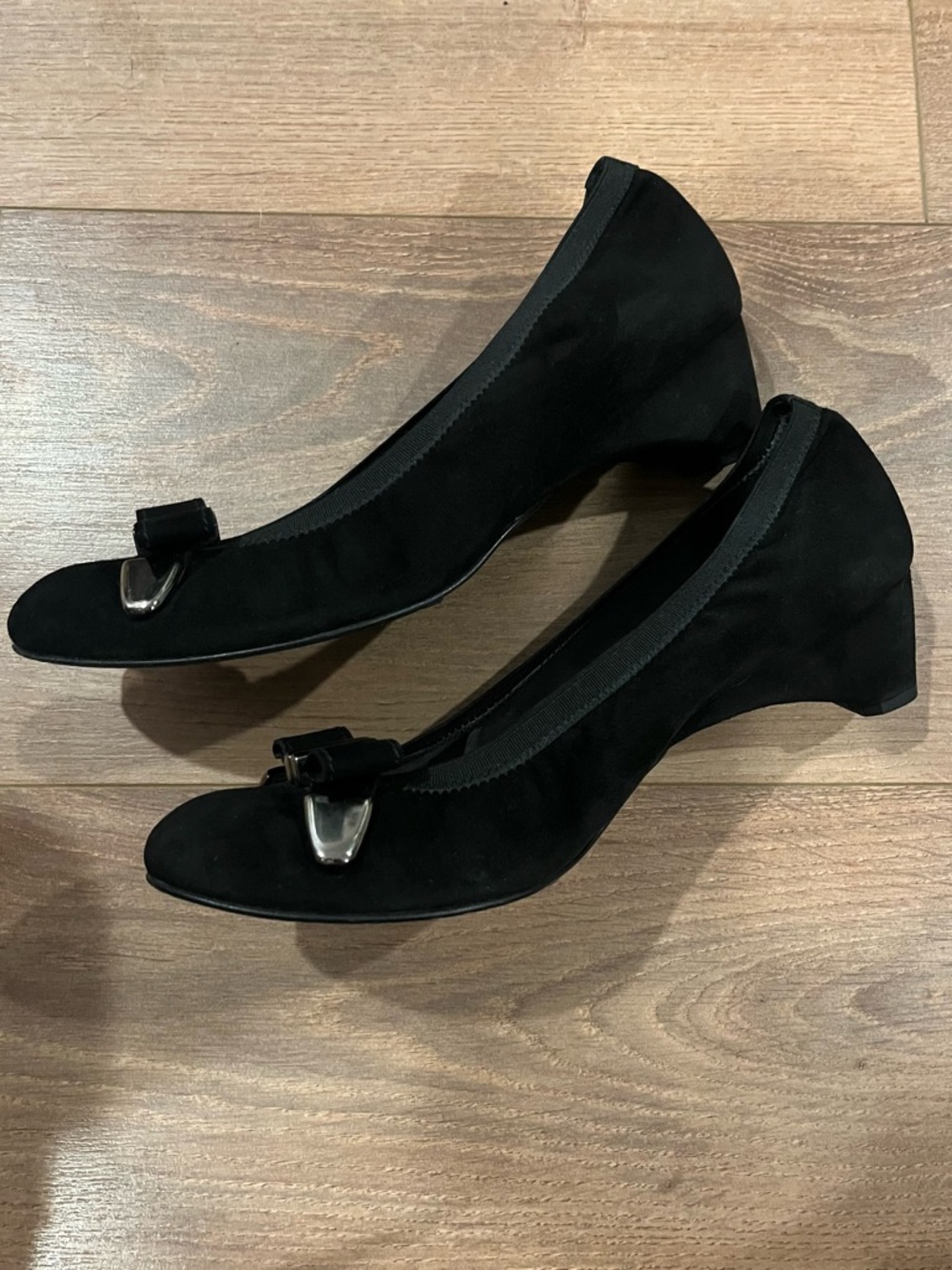 Stuart Weitzman Black Suede Shoes Bootie Wedge Bow
Size 8M